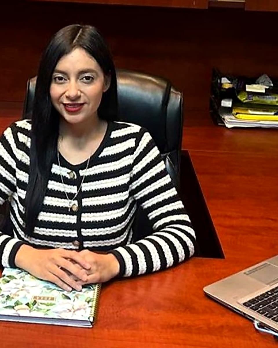 Aurora Inzunza Velasco en su oficina, Subsecretaría de Gobierno en San Quintín.