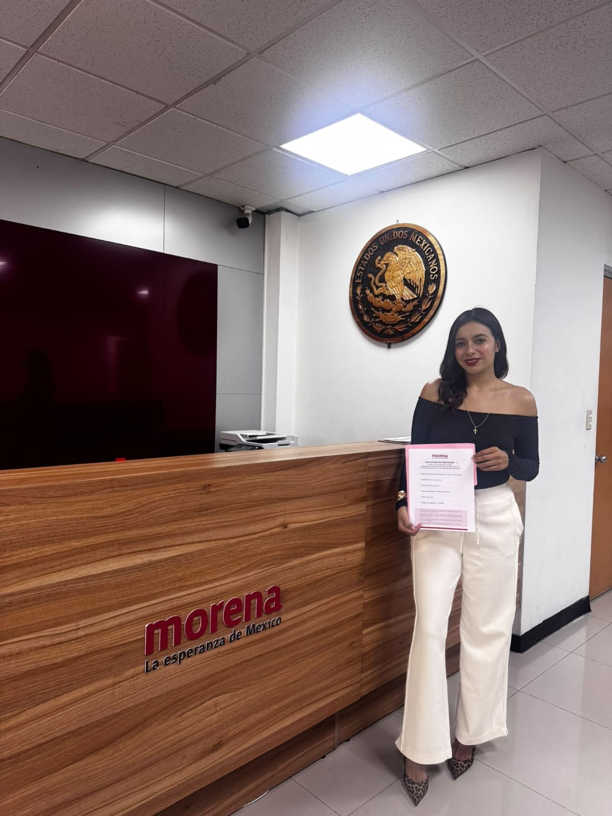 Aurora Inzunza durante su registro por la Coordinación Municipal de Morena en San Quintín, realizado en la Ciudad de México.
