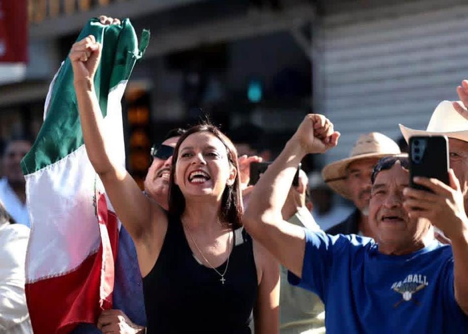 Aurora Inzunza en la avenida Revolución de Tijuana durante la visita de la presidenta Claudia Sheinbaum a Baja California.