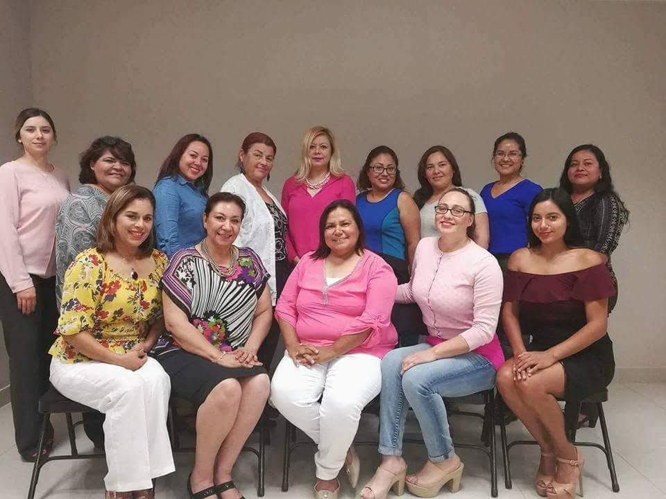Encuentro colectivo de mujeres, retrato de grupo.