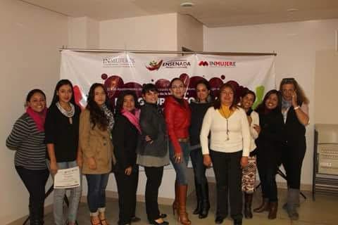 Actividad convocada por el Instituto de la Mujer de Ensenada, con lonas institucionales.
