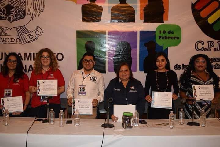 Panel de la comisión LGBT del Ayuntamiento de Ensenada, con reconocimientos en mano.