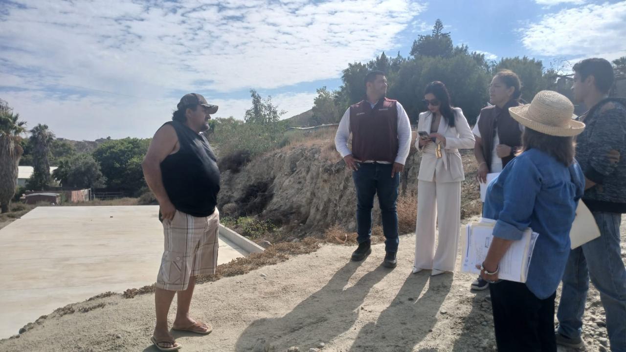 Aurora Inzunza en recorrido de reconocimiento de predio con vecinos y equipo de la Subsecretaría.