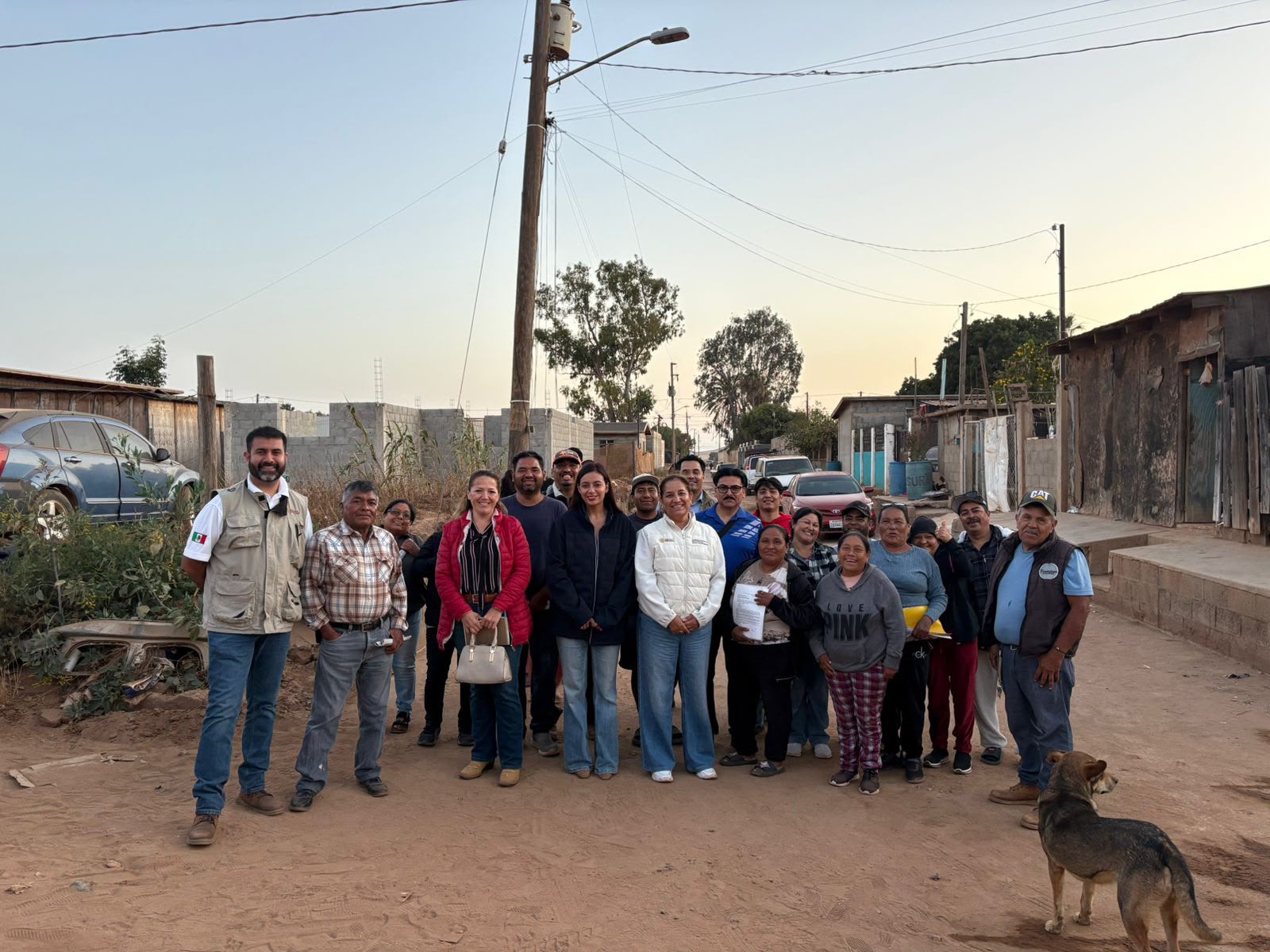 Grupo de brigada comunitaria al atardecer con vecinos del Valle.