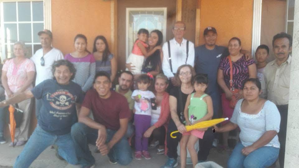 Encuentro con una familia extendida frente a una vivienda del Valle.