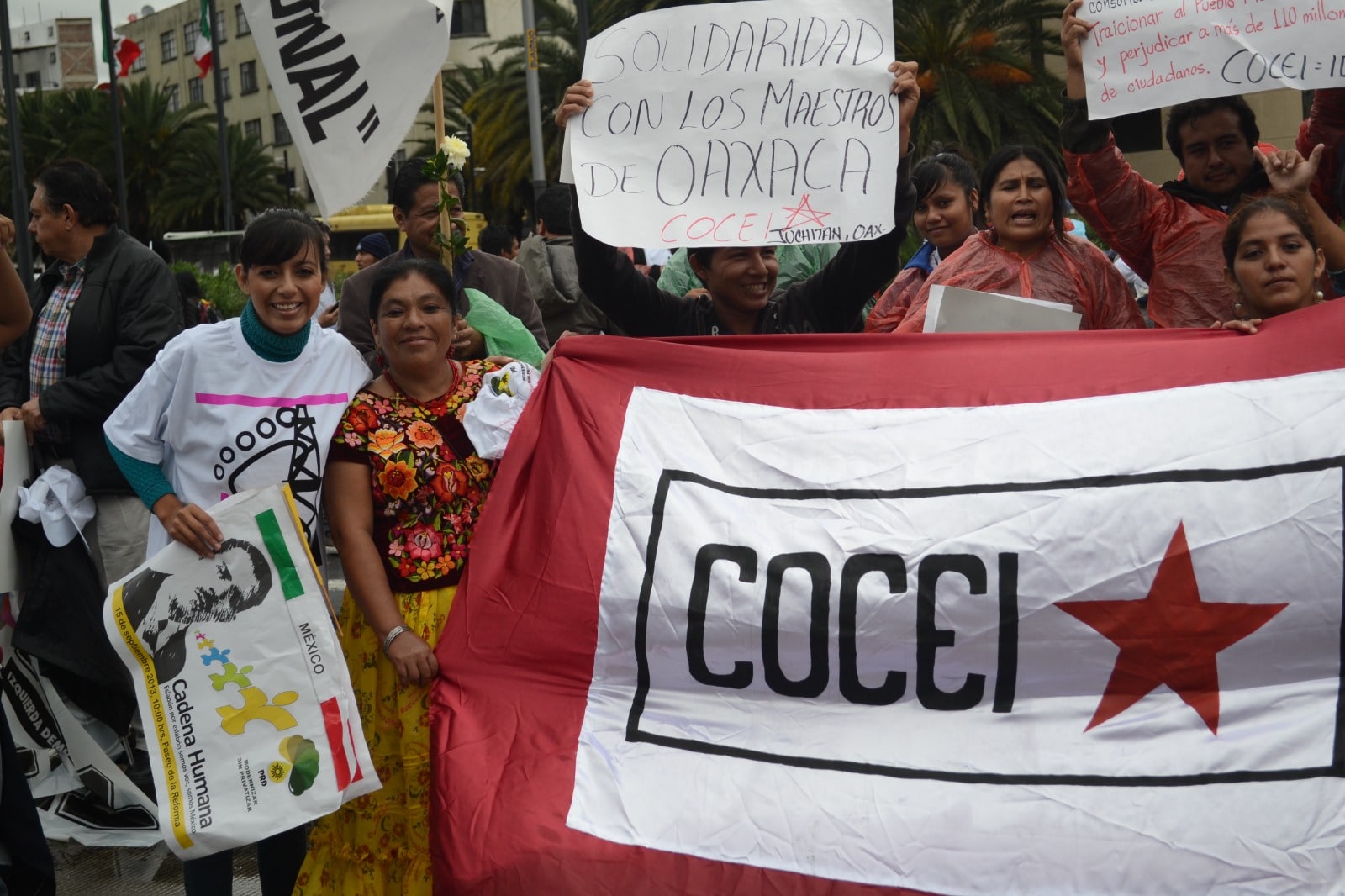Contingente en solidaridad con los maestros de Oaxaca junto a bandera de COCEI.