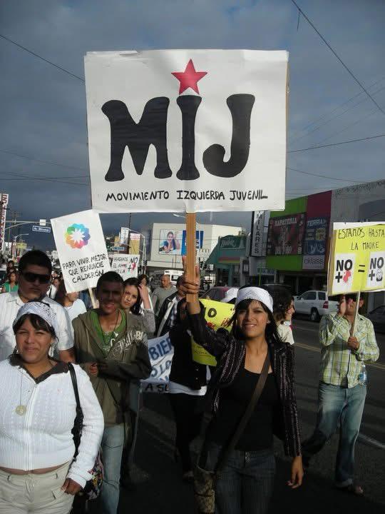 Marcha con cartel del Movimiento Izquierda Juvenil.