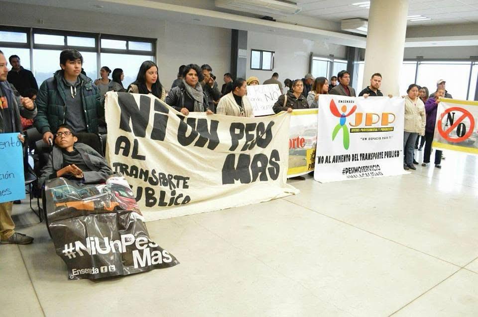 Ciudadanos con mantas #NiUnPesoMás al alza del transporte público.